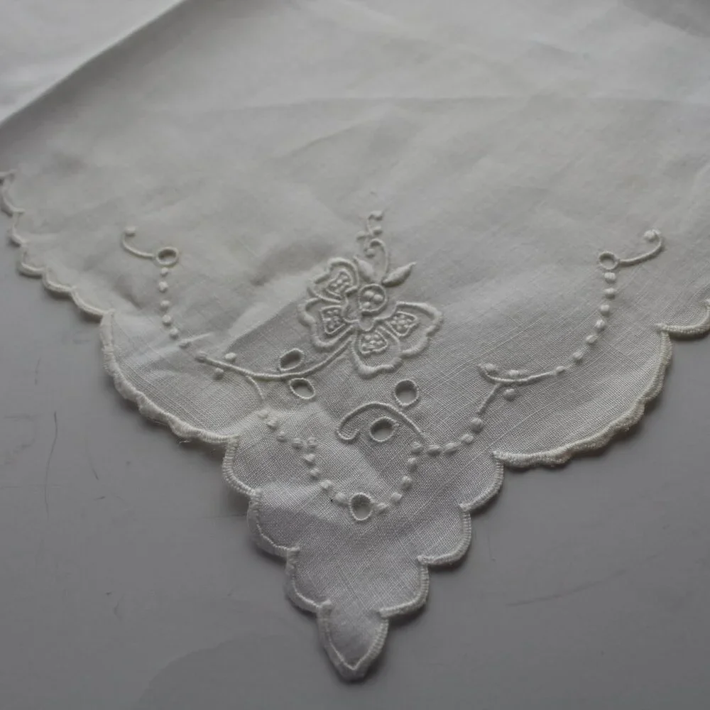 Set of 4 Cloth Linen Off White Embroidered Scalloped Edge Napkins